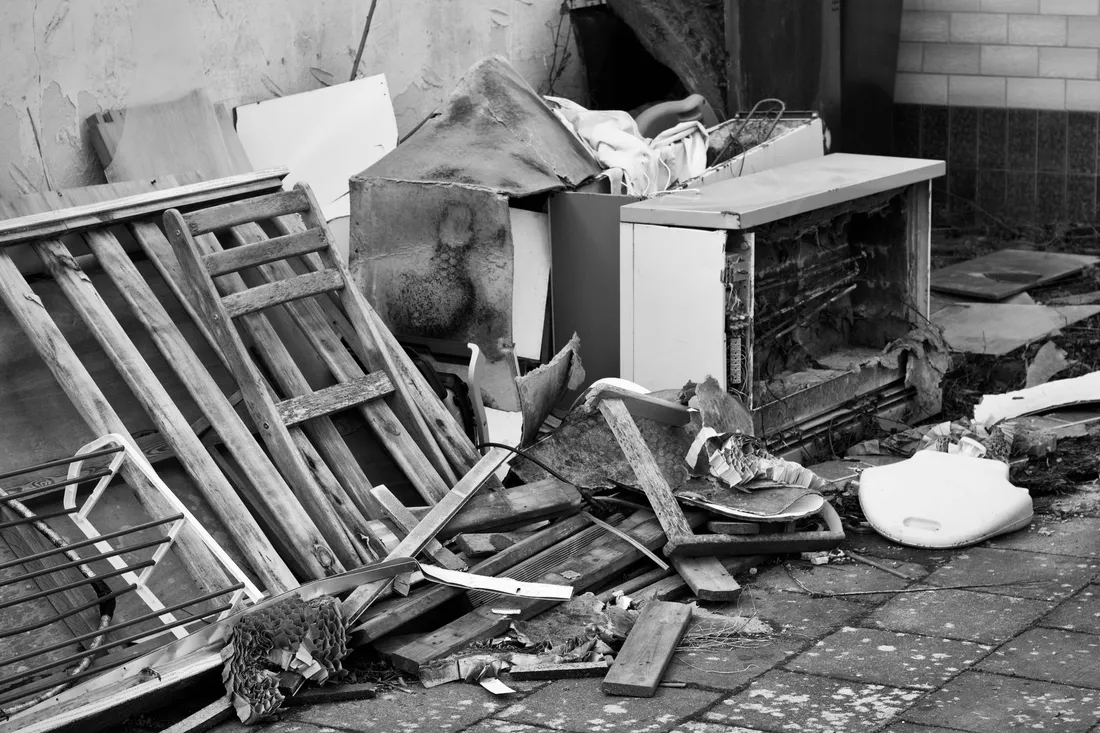 Alte Möbel und Geräte werden zur Entsorgung verladen