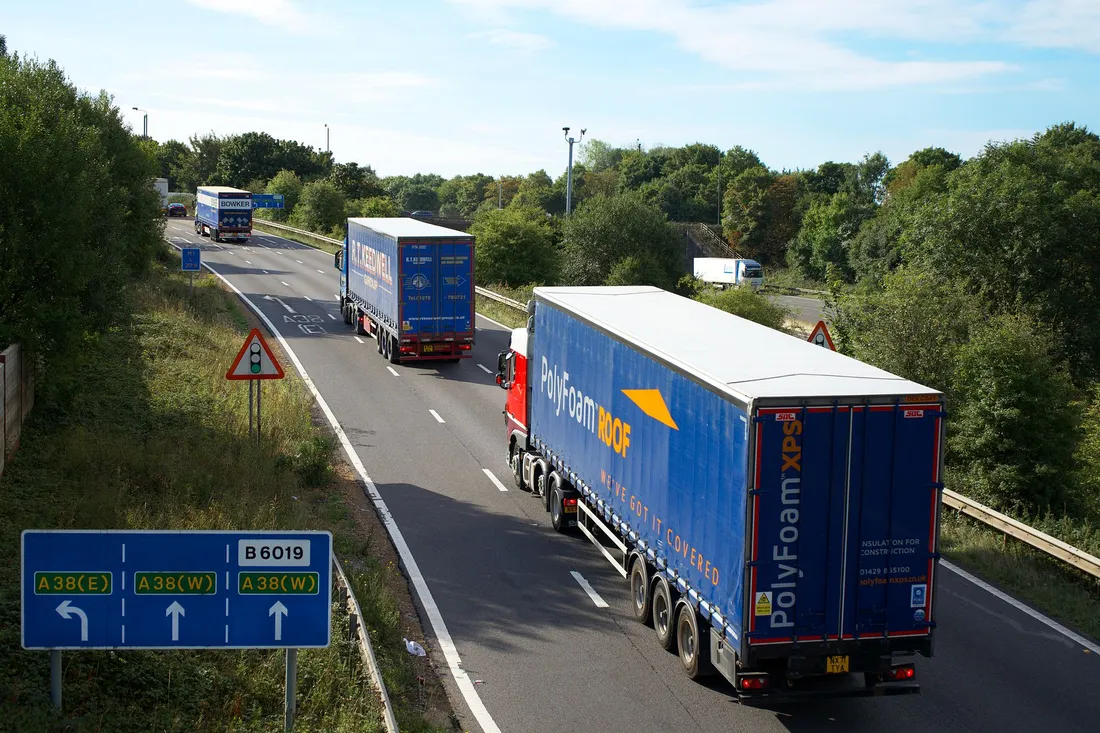 Umzugs-LKW auf der Autobahn bei einer Fernstrecke ab Berlin