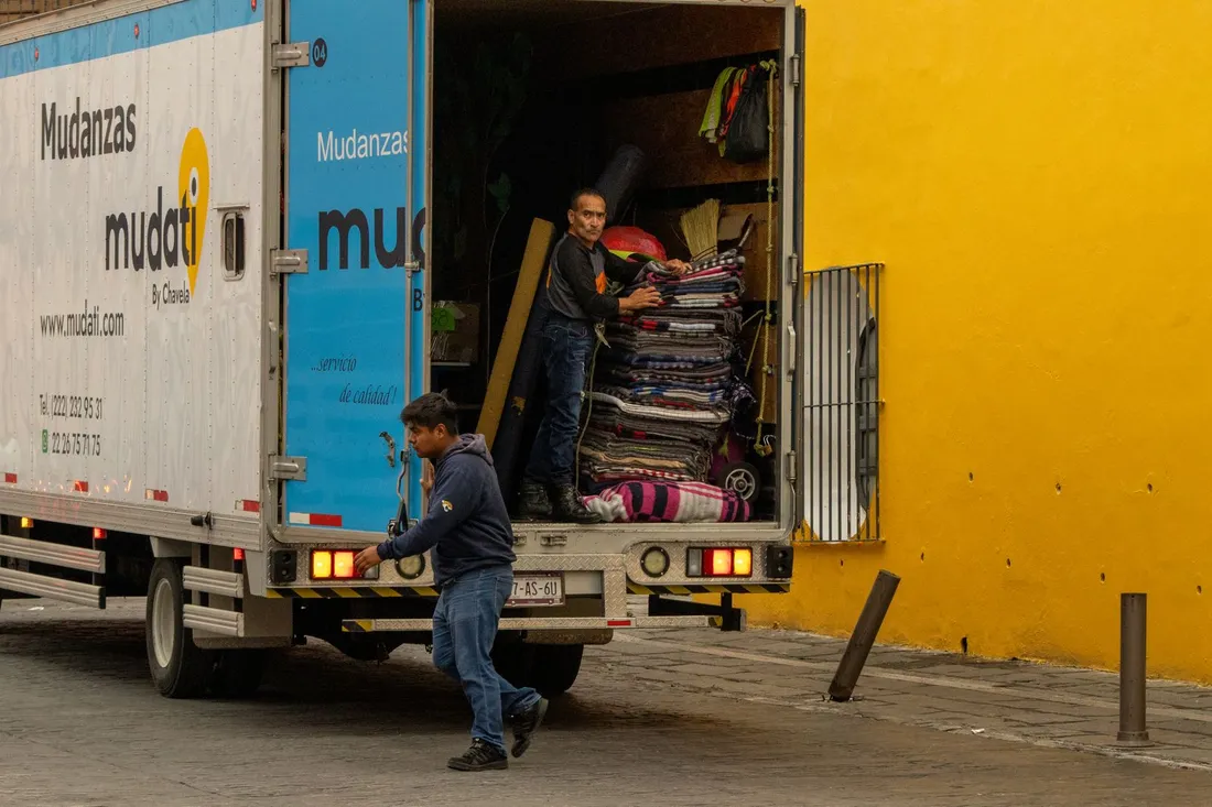 Umzugsteam belädt einen LKW in einer Berliner Straße