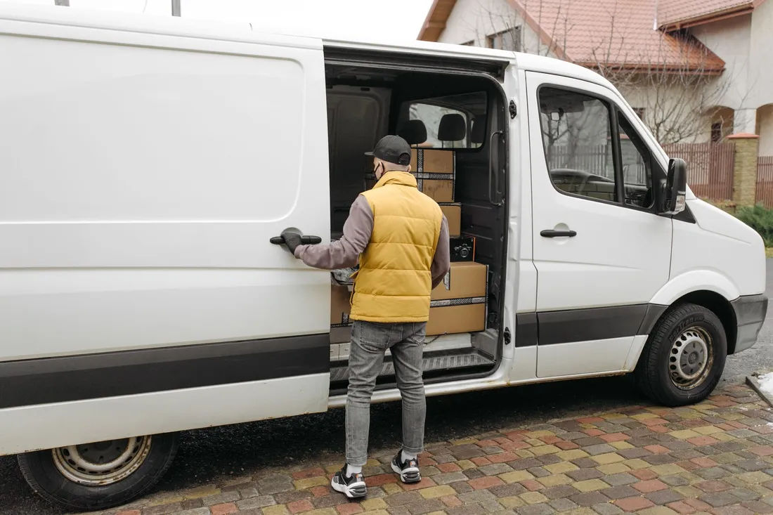 Transporter wird für einen kleinen Umzug beladen